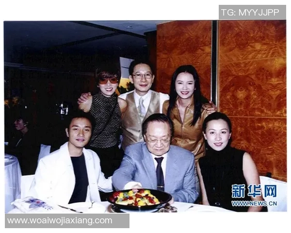 与足球明星亲密合影的女主持展现魅力与风采的背后故事