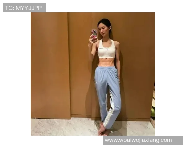 中国女足球明星展现完美腹肌努力与坚持成就运动之美